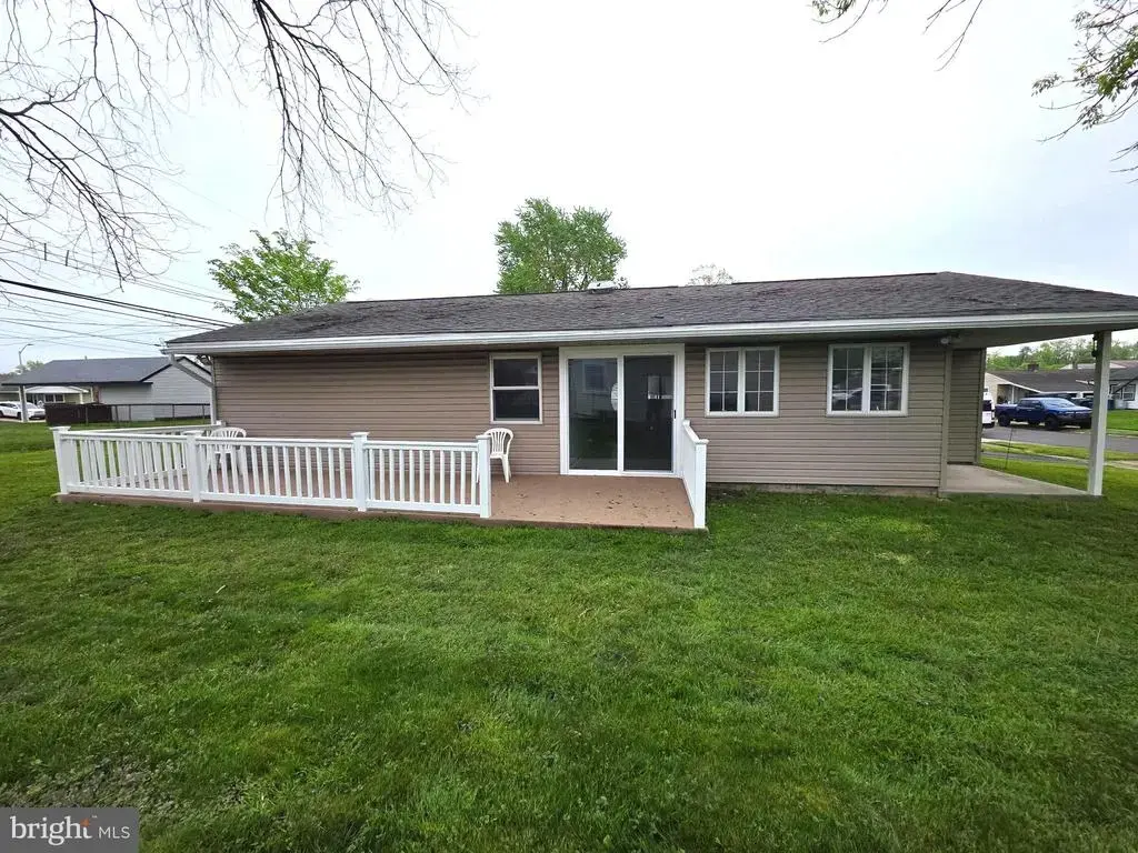 26 Midwood Ln, LEVITTOWN