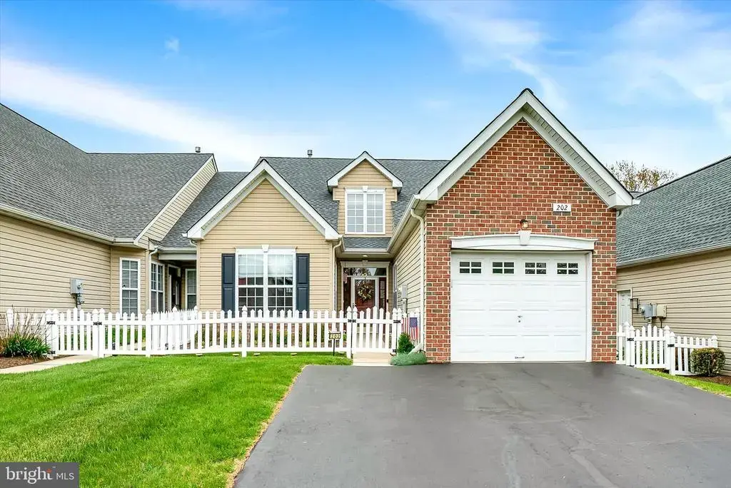 202 Dorchester Dr, SELLERSVILLE