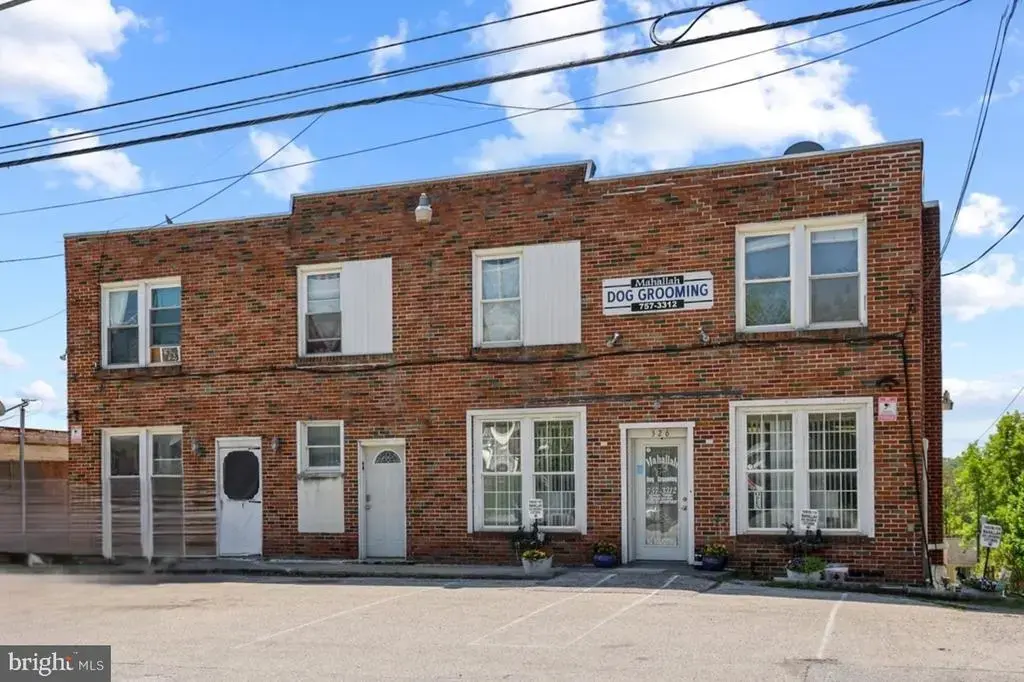 326 E Broadway, RED LION