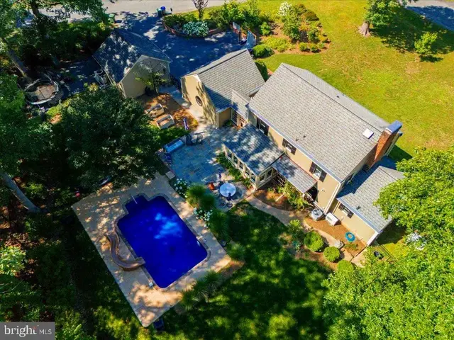 208 Lake Shore Dr, Fredericksburg