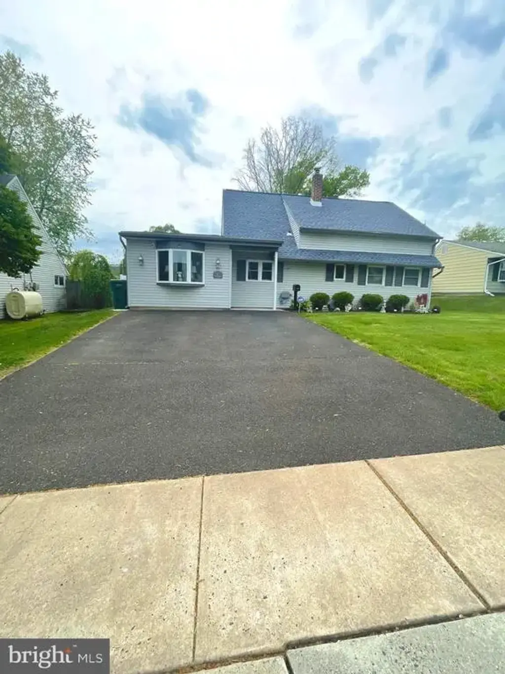 17 Heather Ln, LEVITTOWN