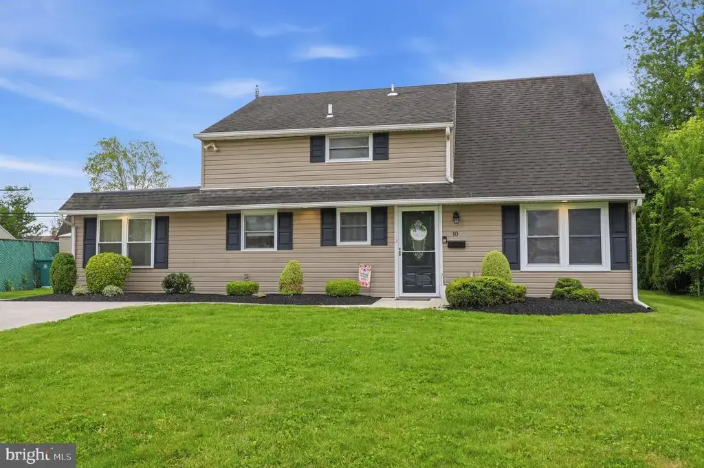 10 Inland Rd, LEVITTOWN
