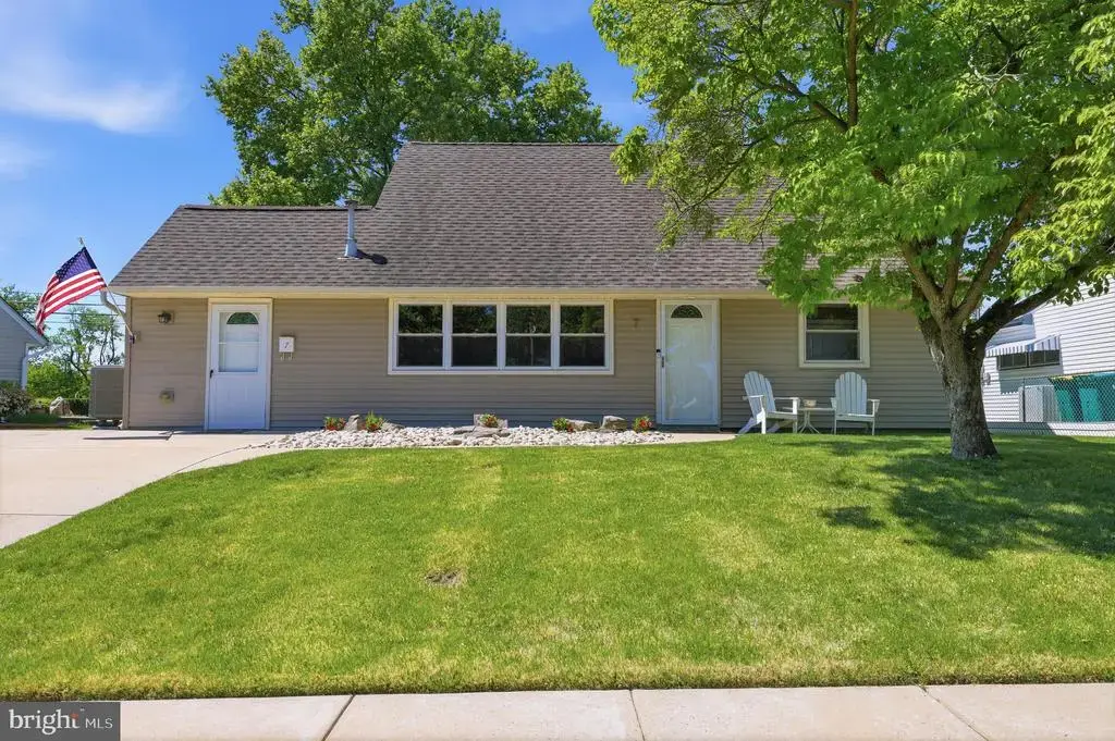 7 New Pond Ln, LEVITTOWN