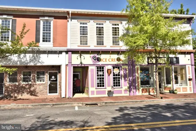 10 S Walnut St, Milford