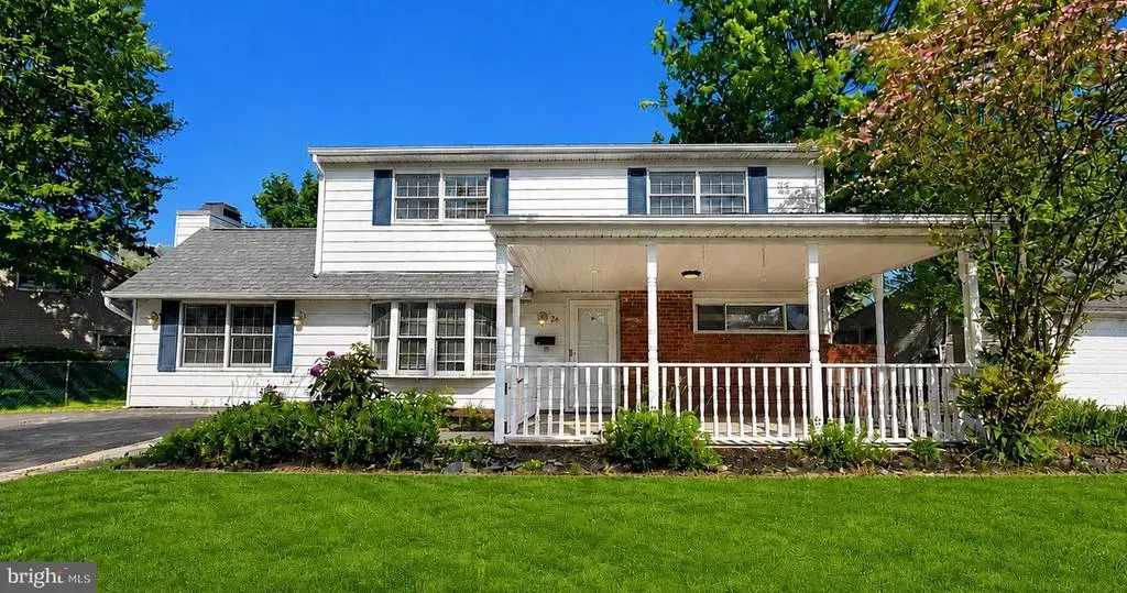 26 Village Ln, LEVITTOWN