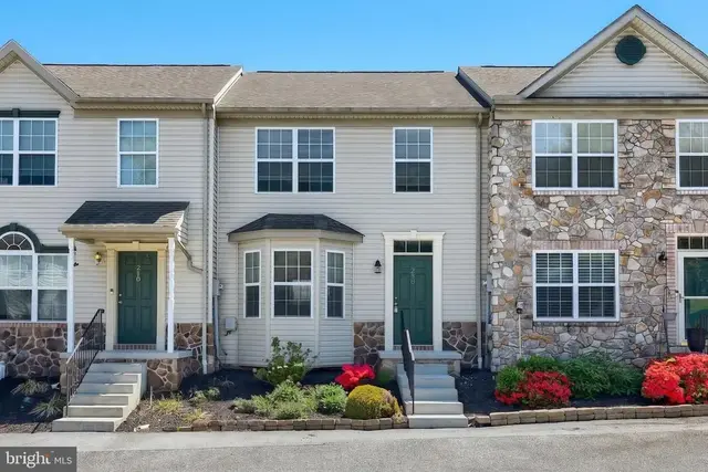 208 Royal Dr, Manchester
