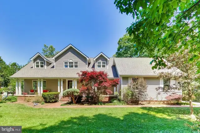 6454 Woodridge Rd, Alexandria