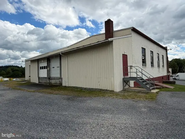96 W Main St, Reinholds