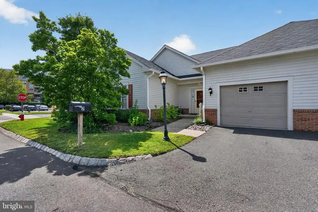 2 Hedge Row Rd, PRINCETON