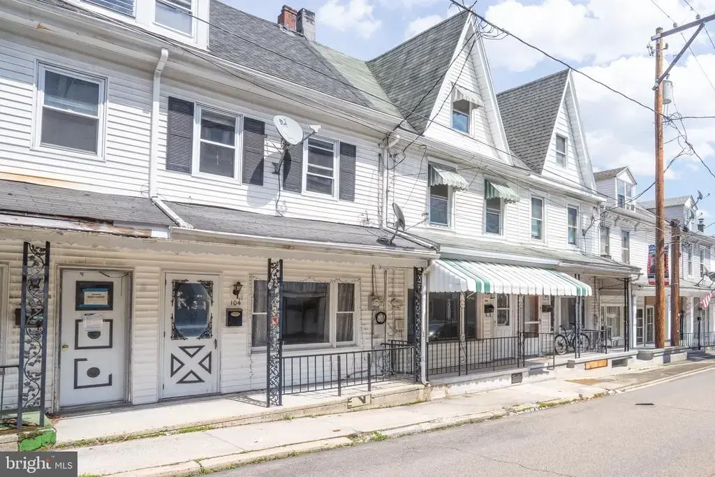 104 W Water St, NEW PHILADELPHIA