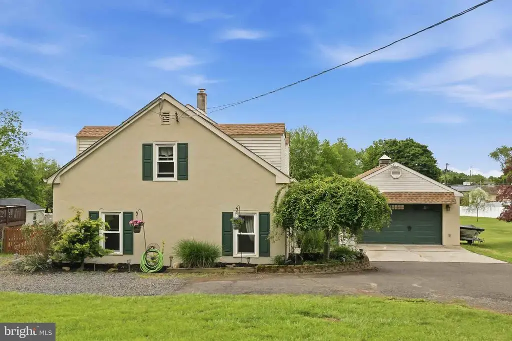 370 Maple Ave, SOUTHAMPTON