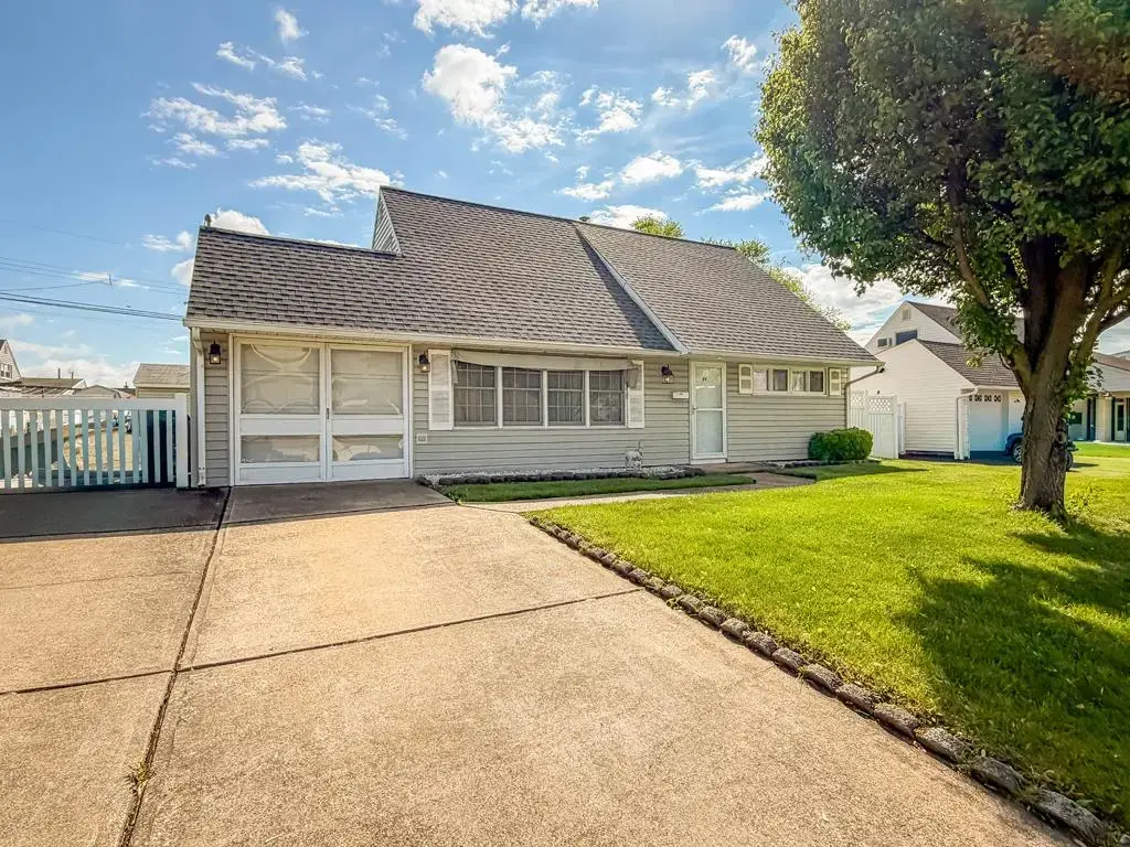 44 Cotton Rd, LEVITTOWN