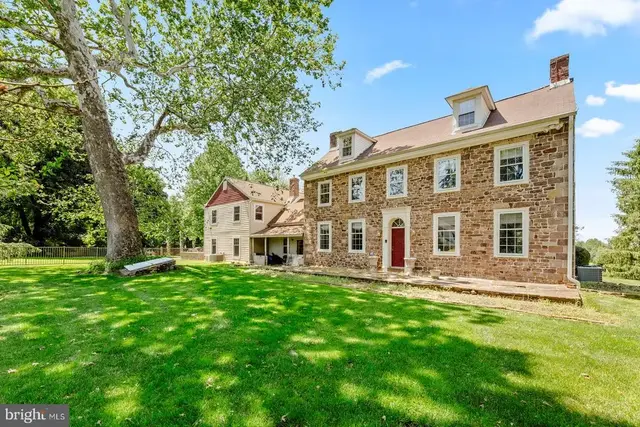 290 Foxcroft Dr, Warminster