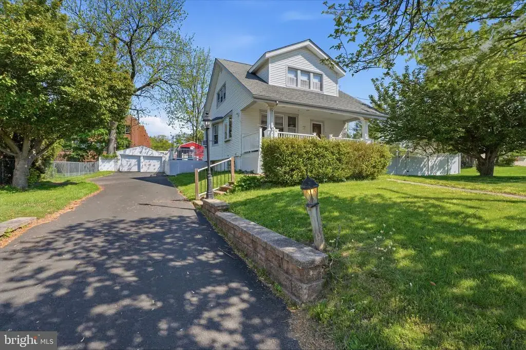 49 Maple Ave, SOUTHAMPTON