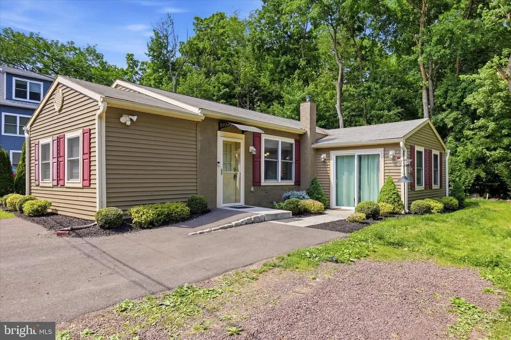 225 S Park Rd, SANATOGA