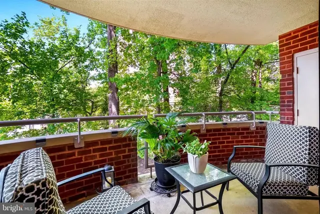 5802 Nicholson Ln #2-202, Rockville