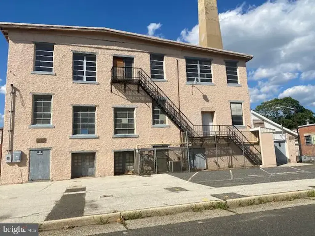 411 S 6th St, VINELAND