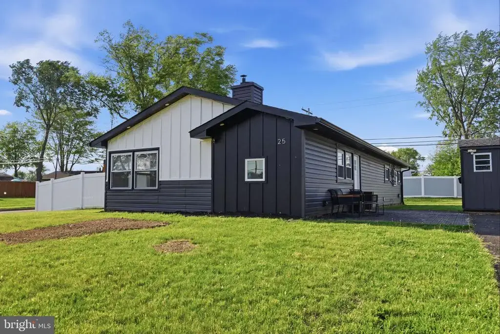 25 Gun Rd, LEVITTOWN