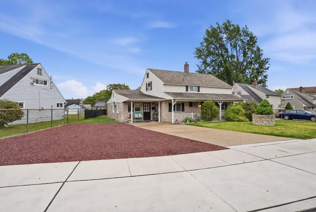 22 Inbrook Rd, LEVITTOWN