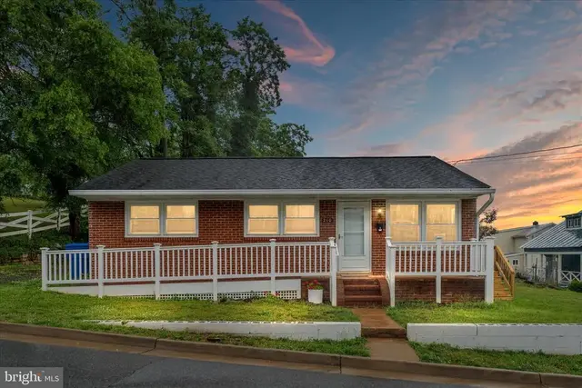 210 Midway Ave, Front Royal