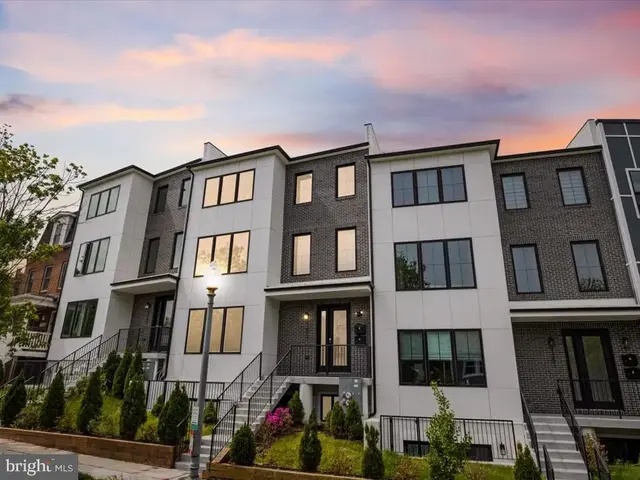 1253 Holbrook Ter Ne #b, Washington
