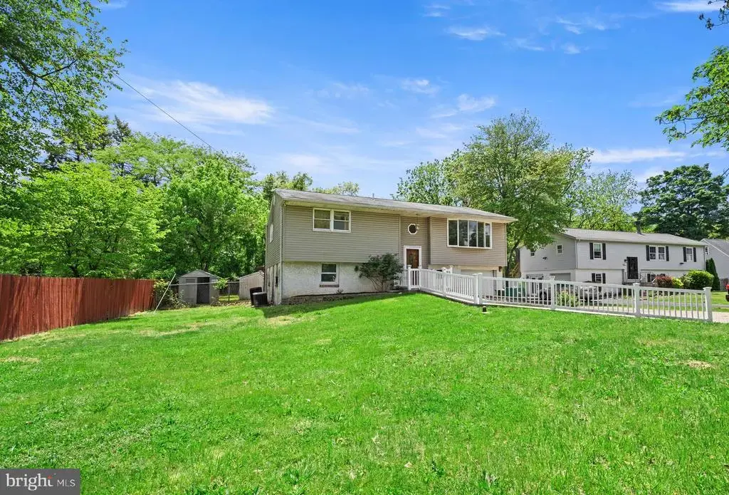 6998 Headley Ct, LEVITTOWN