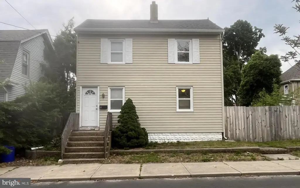 42 W Centre St, WOODBURY