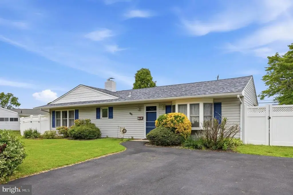 442 Lakeside Dr, LEVITTOWN