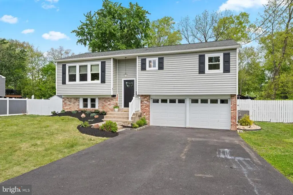 972 Log College Dr, WARMINSTER