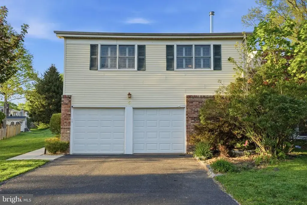 5 Chestnut Dr, NEWTOWN