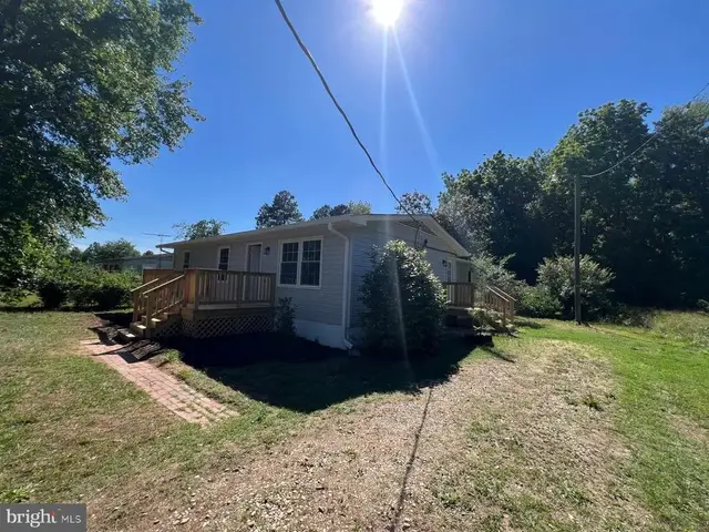 726 Courthouse Dr, Saluda