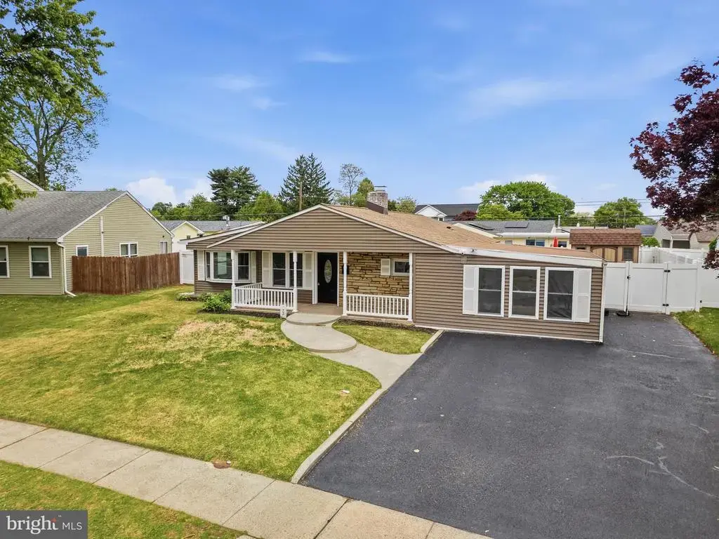72 Lavender Ln, LEVITTOWN