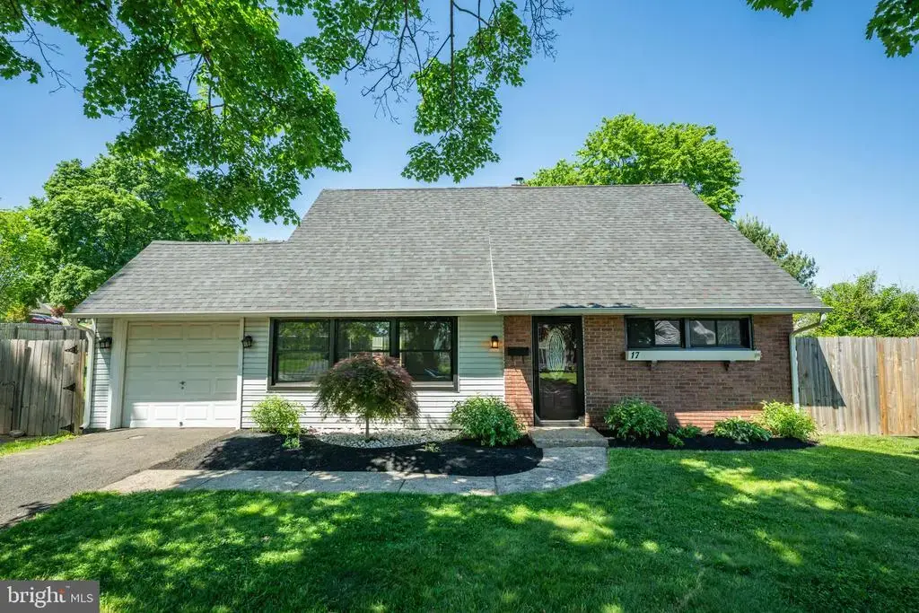 17 Cloister Rd, LEVITTOWN