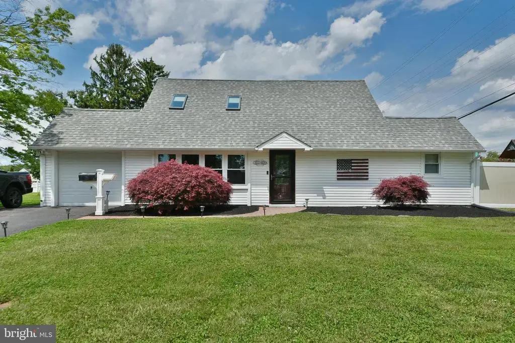 2 Jollybrook Rd, LEVITTOWN