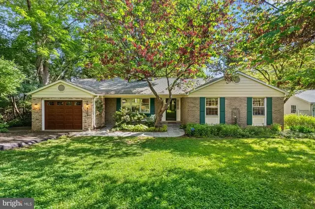 2402 Popkins Ln, Alexandria
