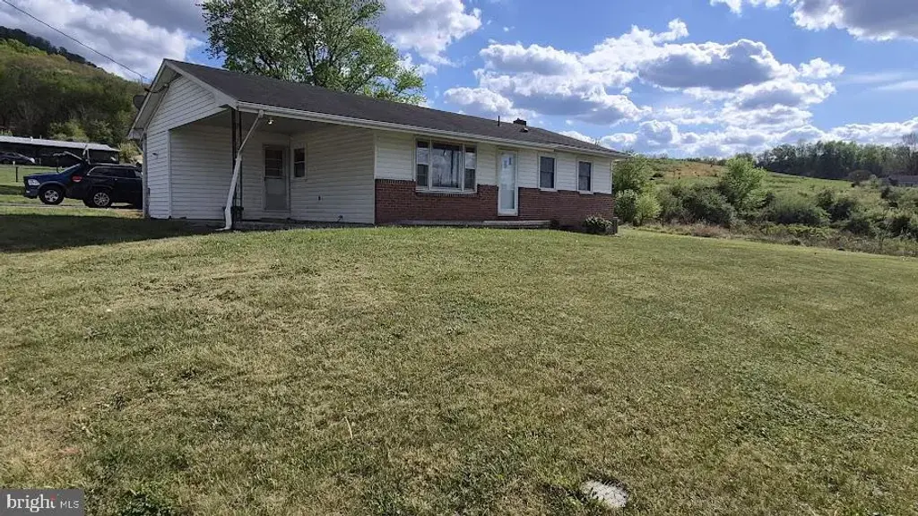 70 Greenwood Dr, MOOREFIELD