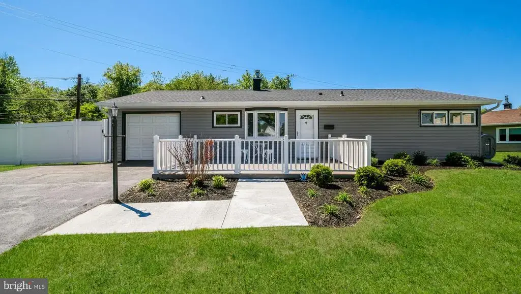 7 Indian Creek Dr, LEVITTOWN