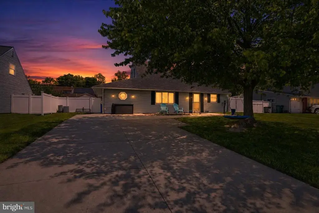 14 Hemlock Rd, LEVITTOWN