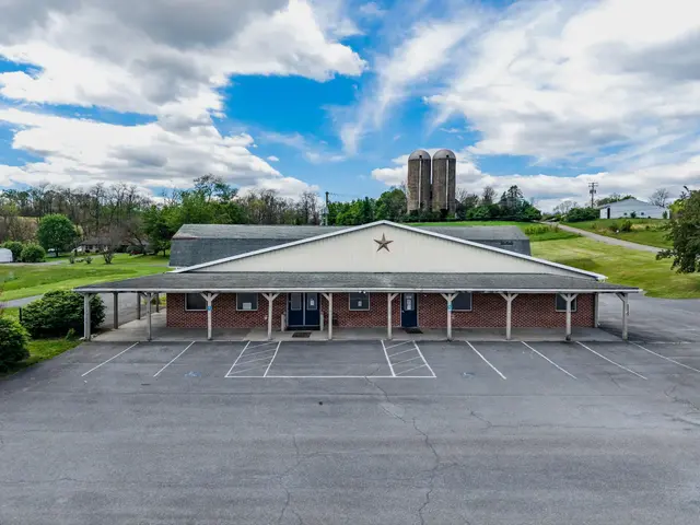 1446 Holly Pike, Carlisle