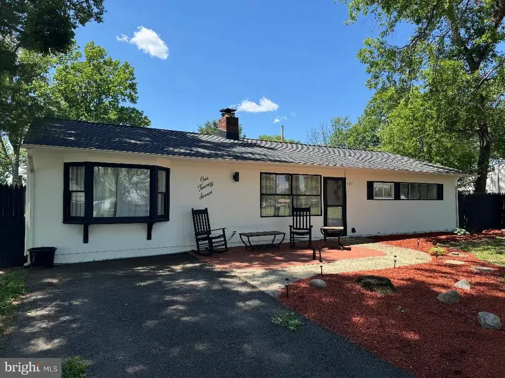 127 Oaktree Dr, LEVITTOWN