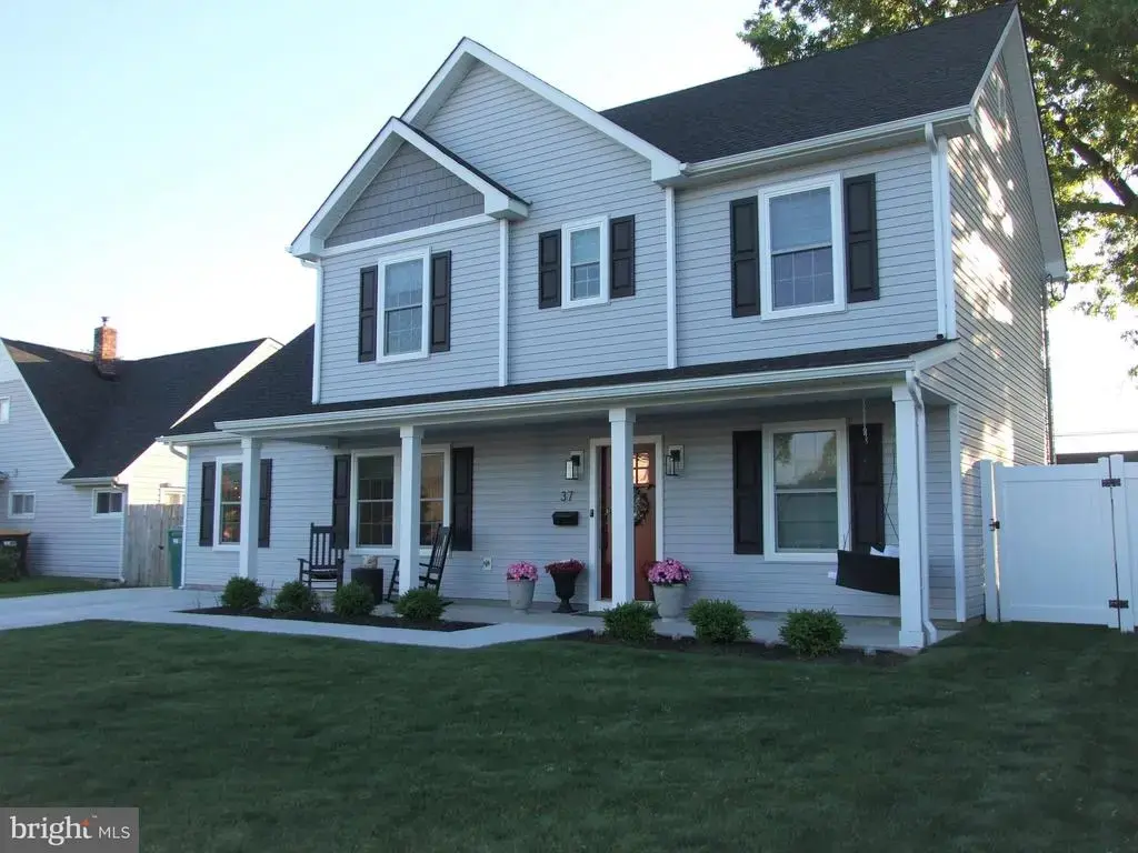 37 Narcissus Ln, LEVITTOWN