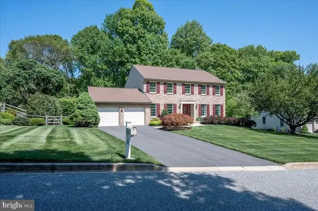 17 Running Brook Ln, Newark
