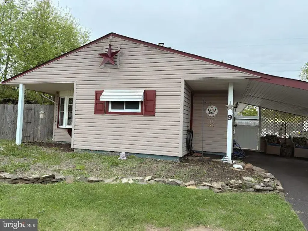 9 Disk Ln, LEVITTOWN