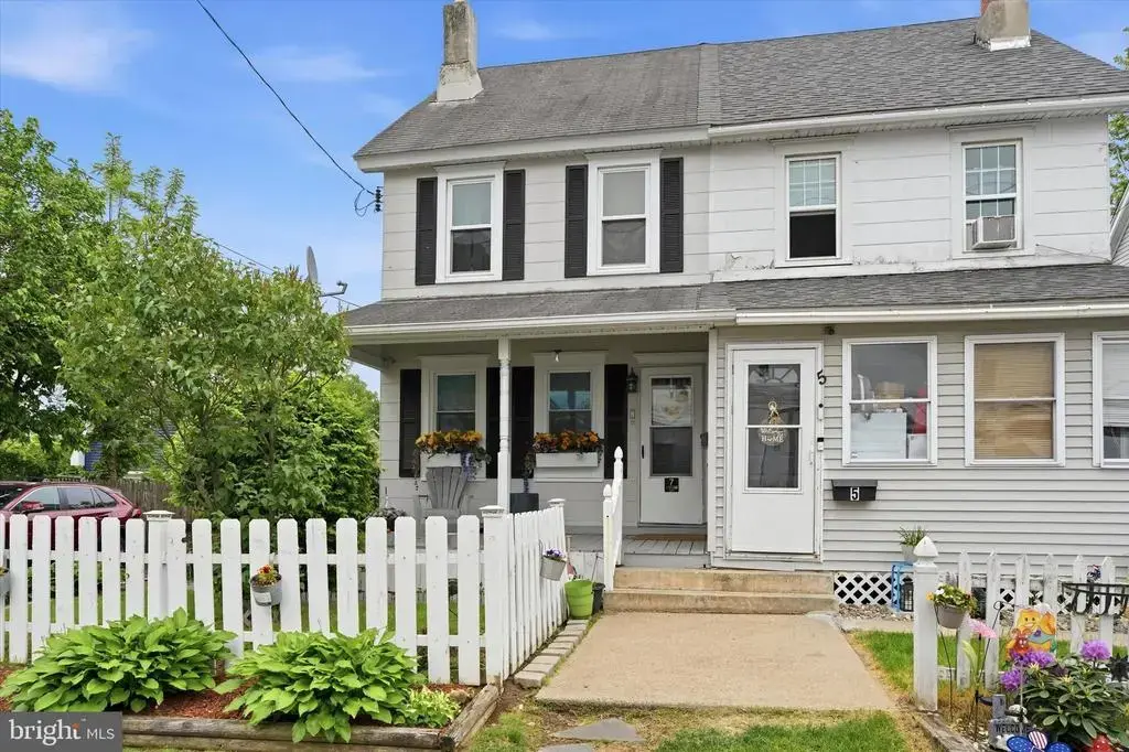 7 E Maple Ave, MORRISVILLE