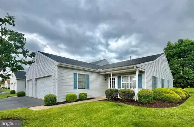3014 Village Cir W, York