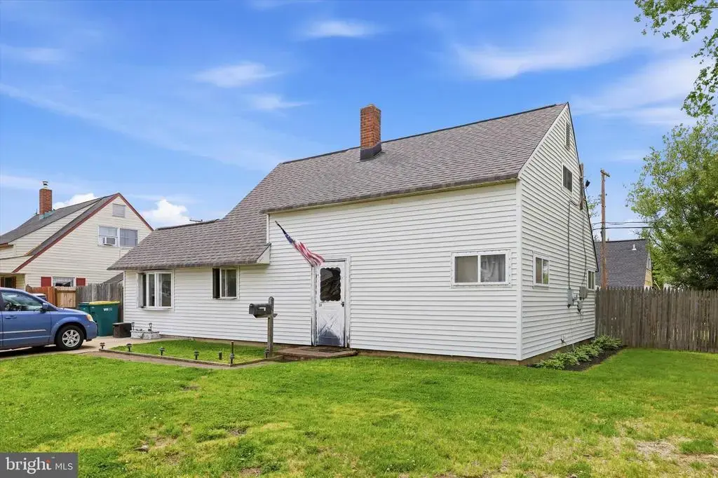 59 Coral Ln, LEVITTOWN