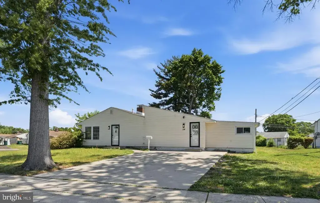 54 Freedom Ln, LEVITTOWN