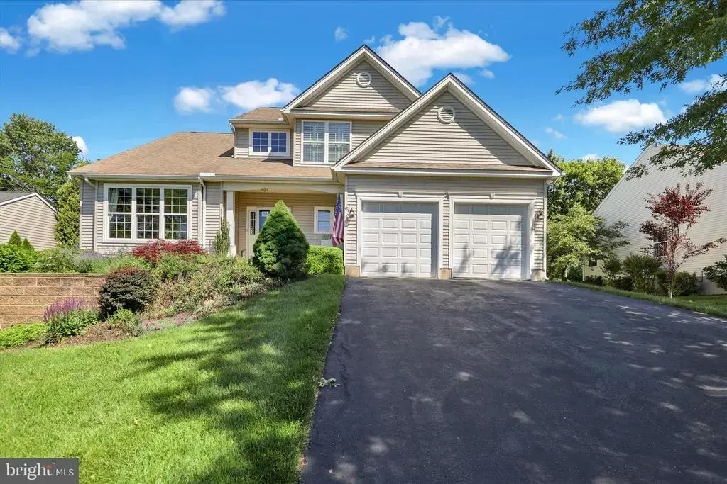 645 Martin Dr, AVONDALE