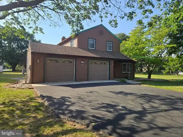 16 Lexington Dr, Milford