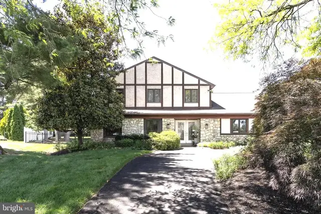 36 Summer Pl, Huntingdon Valley